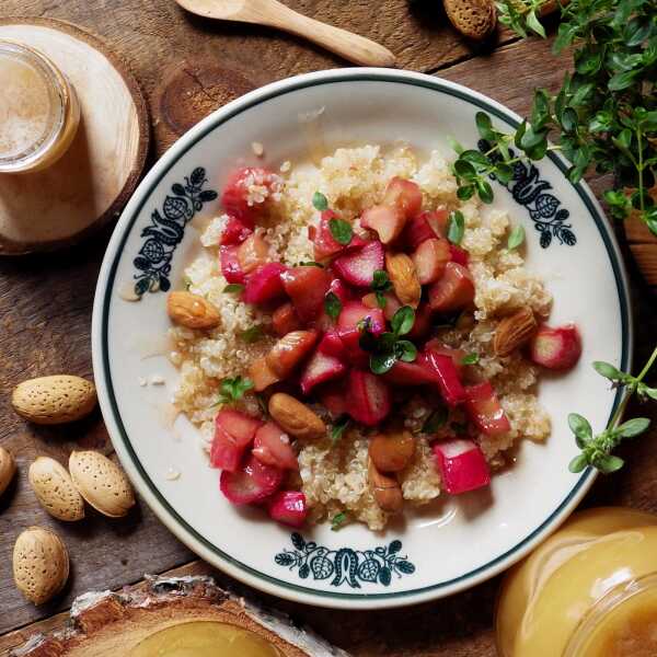 Quinoa z rabarbarem, miodem, tymiankiem i gorzkimi migdałami