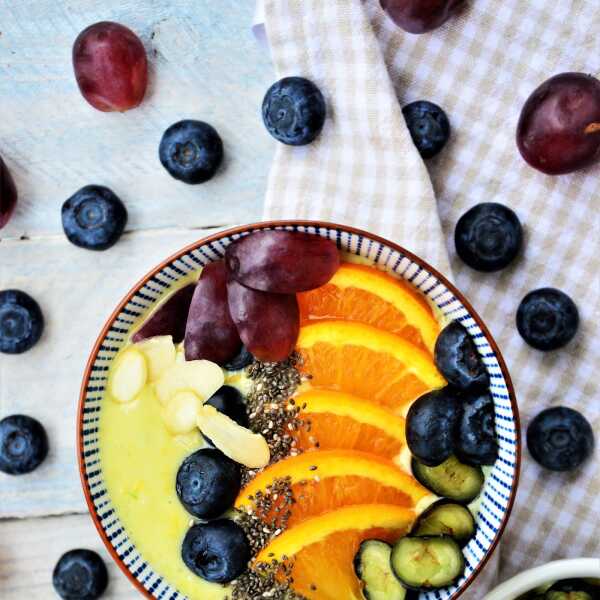 Bazyliowe Smoothie Bowl z awokado i pomarańczą 