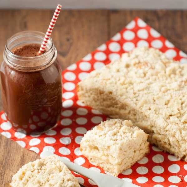 Wegańskie drożdżowe z golden syrup i kruszonką