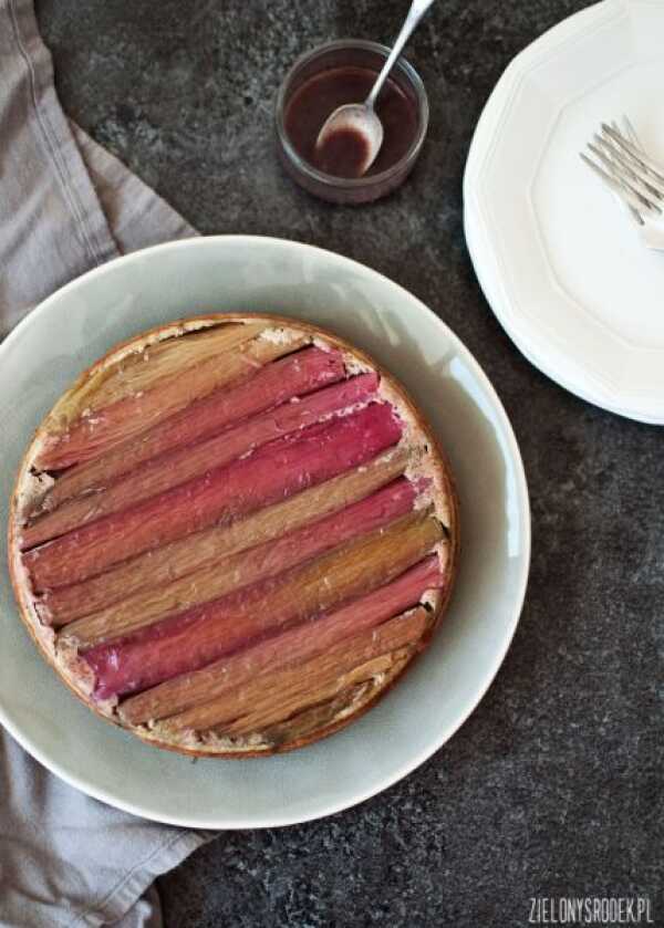 Ciasto migdałowe z rabarbarem i syropem z czerwonego wina