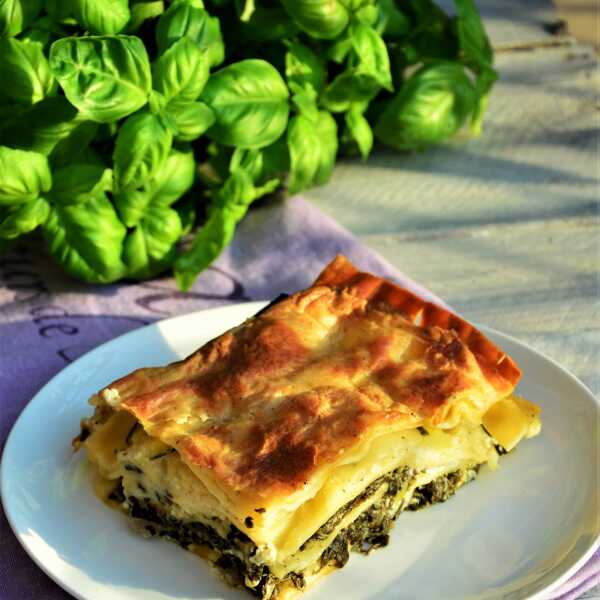 Makaron lasagne ze szpinakiem i cukinią pod beszamelem 