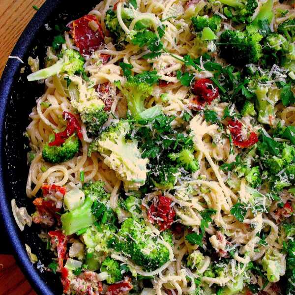 Makaron z brokułami i suszonymi pomidorami / Pasta with Broccoli and Sun-Dried Tomatoes