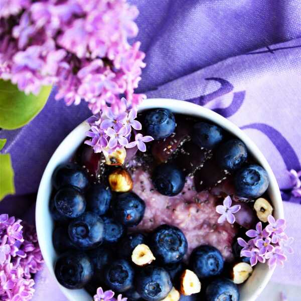 Jaglanka wiśniowa z borówkami, winogronami i orzechami laskowymi 