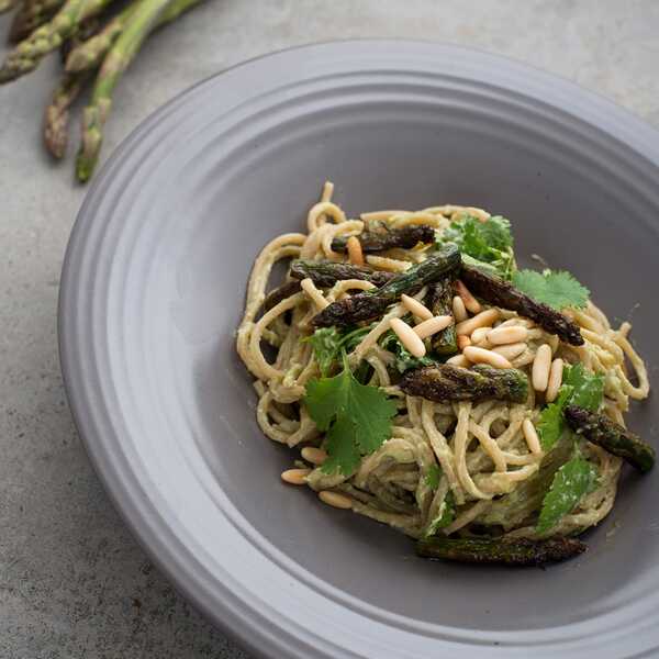Spaghetti z awokado i zielonymi szparagami - przepis (weganskie, bezglutenowe)