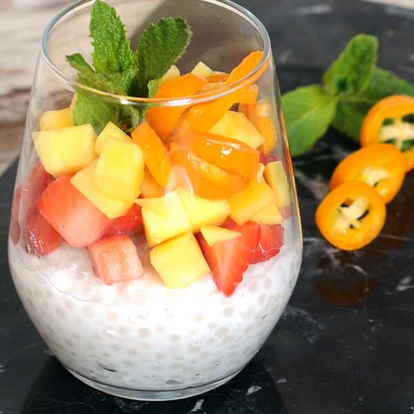  Tapioka ryżowa z mlekiem kokosowym i owocami