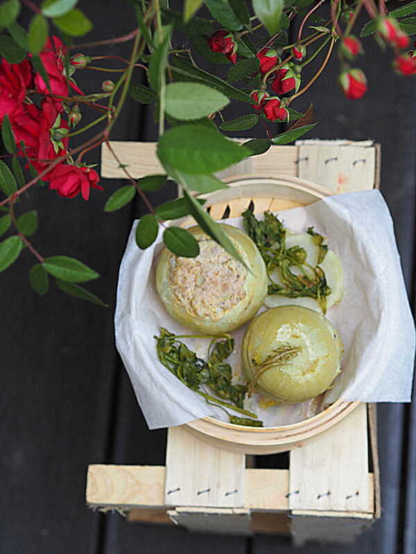 Kalarepa na parze z brązowym ryżem, ziołami i cielęciną. Majowa obfitość