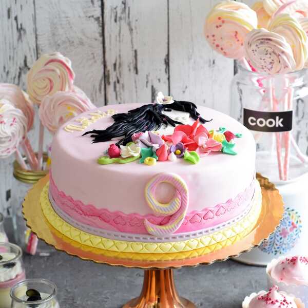 Tort i słodki stół w pastelowych kolorach
