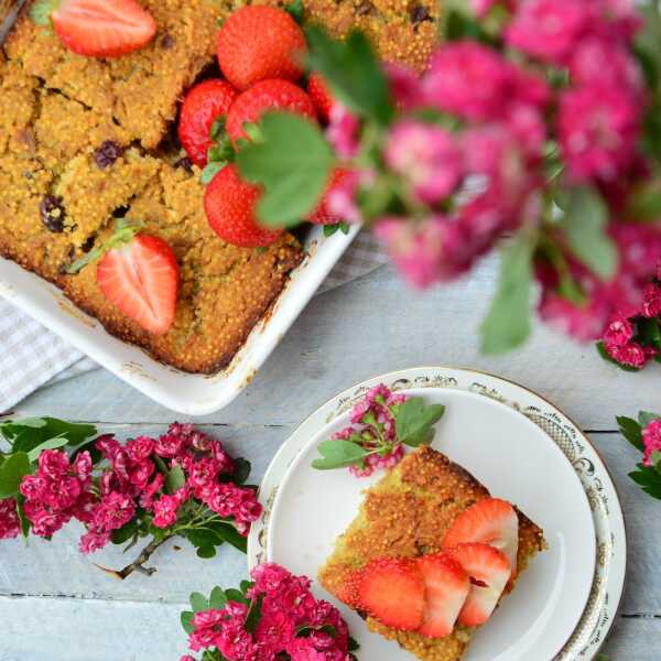 Zapiekana kasza jaglana z gruszką, żurawiną i migdałami 