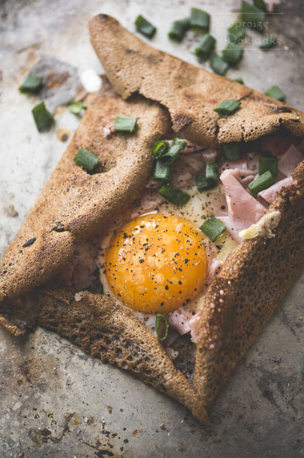 Galettes bretonnes – naleśniki gryczane z szynką, serem i jajkiem