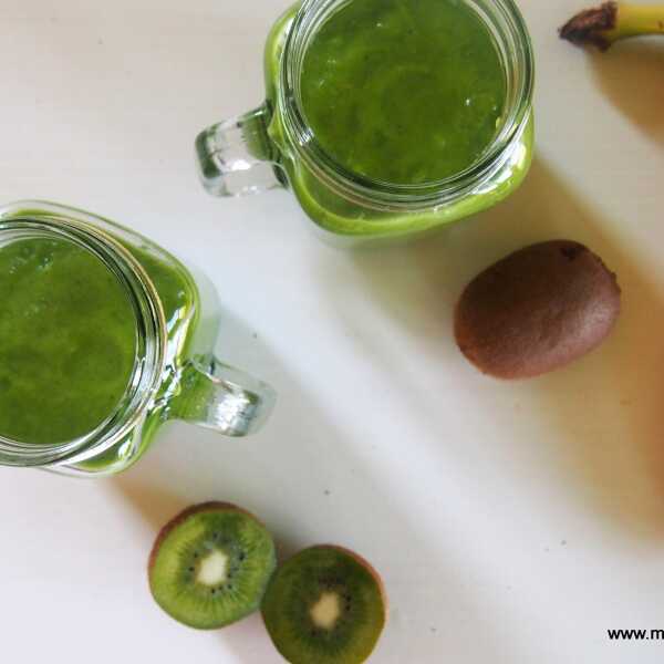 Zielone smoothie z kiwi, awokado, banana i szpinaku (bez laktozy, cukru i glutenu)
