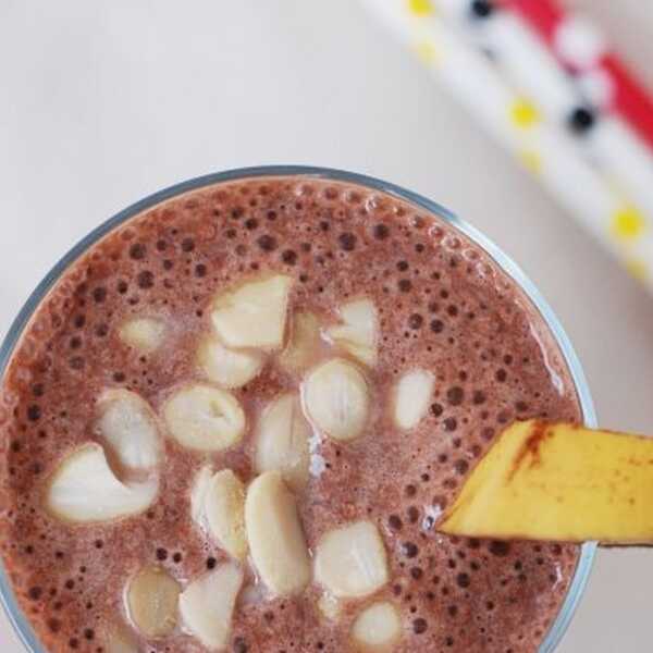 Kakao + banan + płatki migdałowe + mleko migdałowe