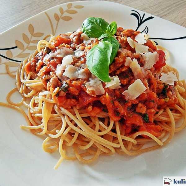 Spaghetti pełnoziarniste z indykiem w sosie pomidorowym