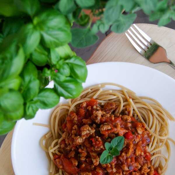 Spaghetti z indykiem w sosie pomidorowym