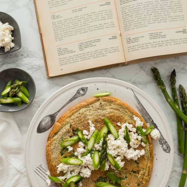 Omlet biszkoptowy ze szparagami i serem wędzonym