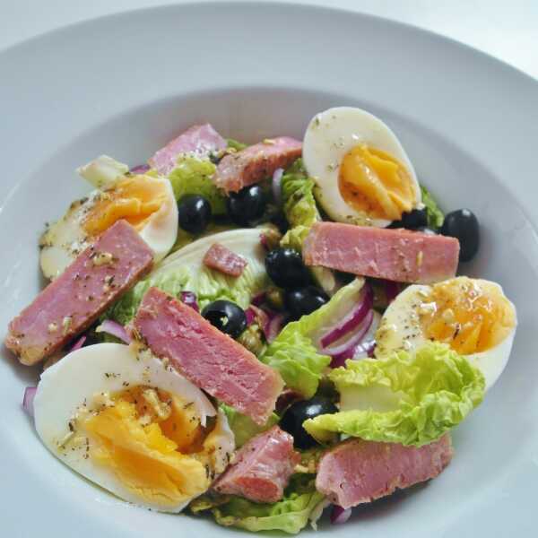 Salade niçoise -klasyczna sałatka nicejska z grillowanym tuńczykiem