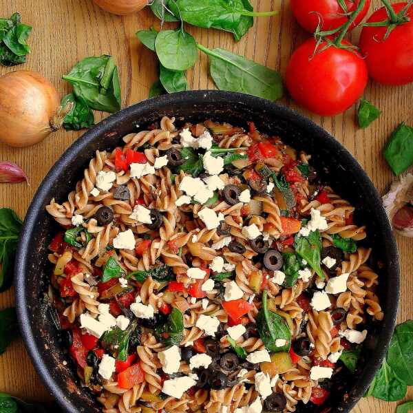 Makaron z warzywami, fetą i oliwkami / Pasta with Feta, Vegetables and Olives