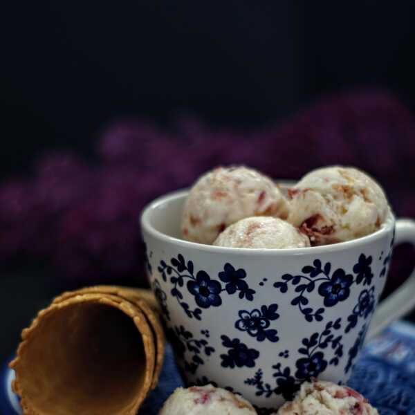 Ice cream o'clock- jogurtowe lody z rabarbarem