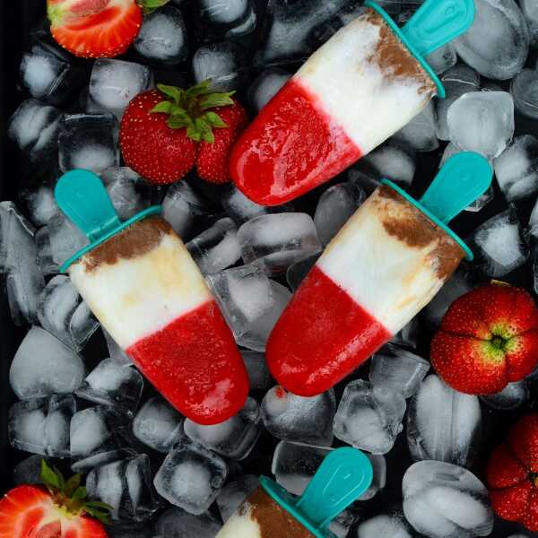 Truskawkowo-jogurtowe lody na patyku 