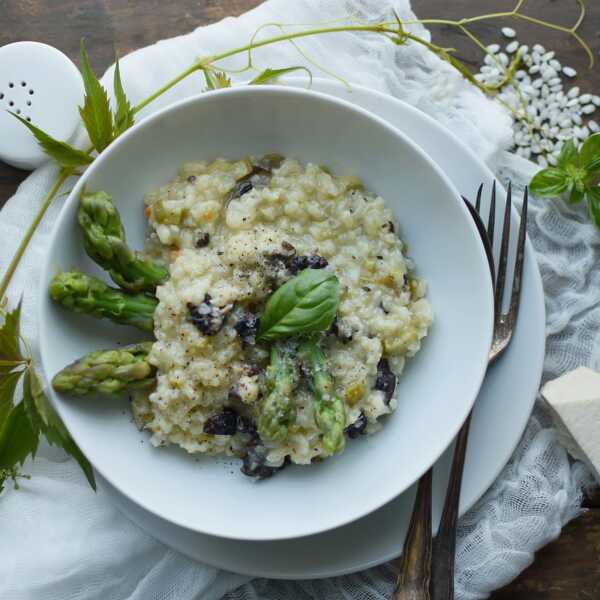 Kremowe risotto ze szparagami i smardzami