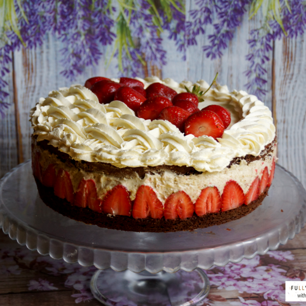 Tort czekoladowo-orzechowy z truskawkami na 4 urodziny bloga