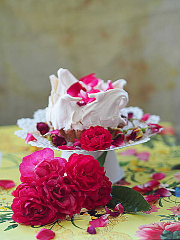 Róża tarta i różana babeczka z bezą. Imię róży w Sezonowo od A do M
