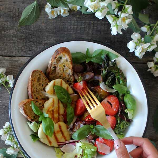 Sałatka z grillowanymi szparagami, halloumi i truskawkami