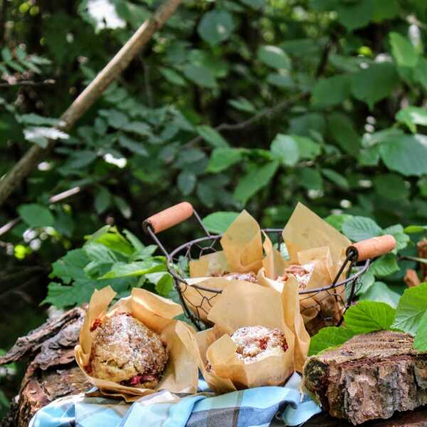 Czas na piknik- muffiny na maślance z rabarbarem i gryczaną kruszonką