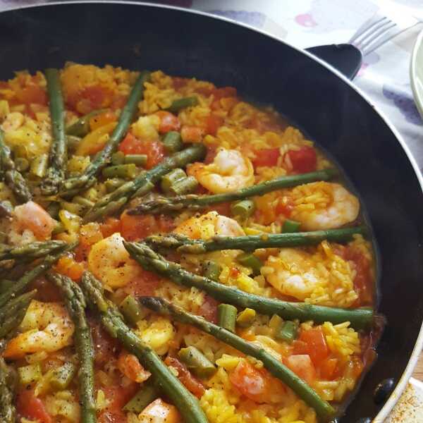 Paella ze szparagami i krewetkami