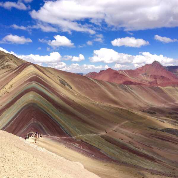 Rainbow Mountains, krajobraz pędzlem malowany