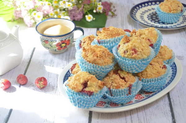 Muffinki z truskawkami i kruszonką migdałową