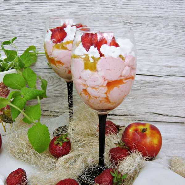 Eton mess z truskawkami i nektarynką