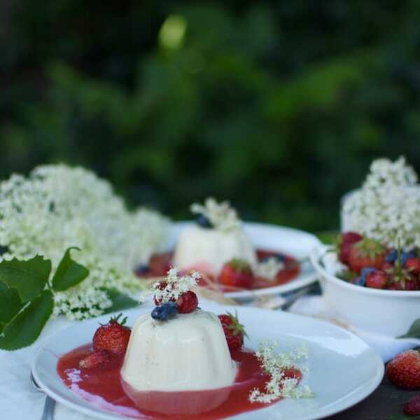 Panna cotta z syropem z kwiatów czarnego bzu