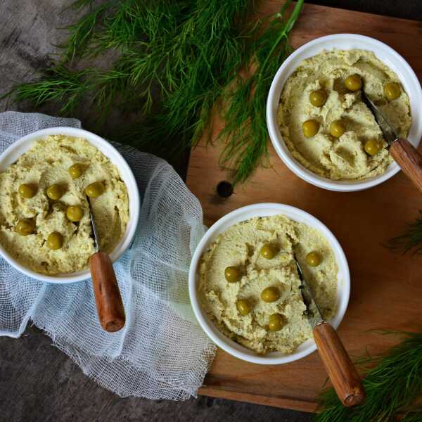 Pasta z tofu z zielonym groszkiem i bazylią