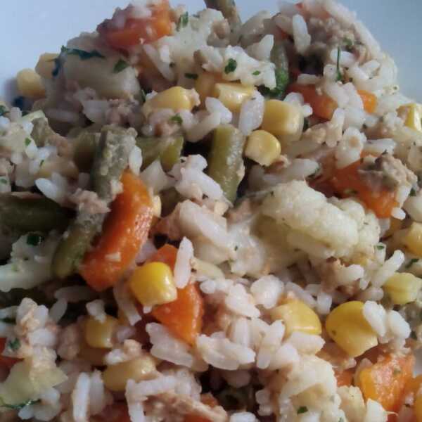 Ryż z tuńczykiem i warzywami