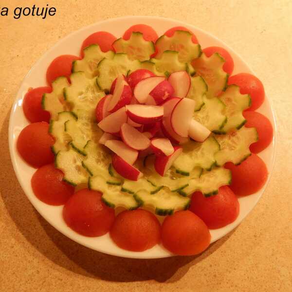 Szybka sałatka (pomidor, ogórek, rzodkiewka)