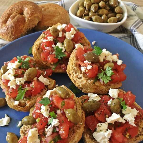 Chrupiące greckie dakos z pomidorami i fetą 
