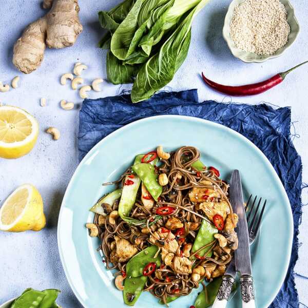  Stir fry z kurczakiem, makaronem soba, kapustą pak choi i groszkiem śnieżnym 