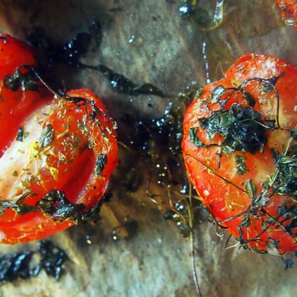 Pomidory pieczone w świeżych ziołach
