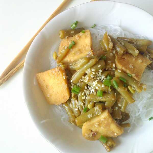 Azjatyckie danie z tofu i fasolką szparagową