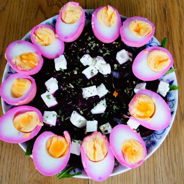 Sałatka z buraków z różowymi jajkami / beet salad with pink eggs