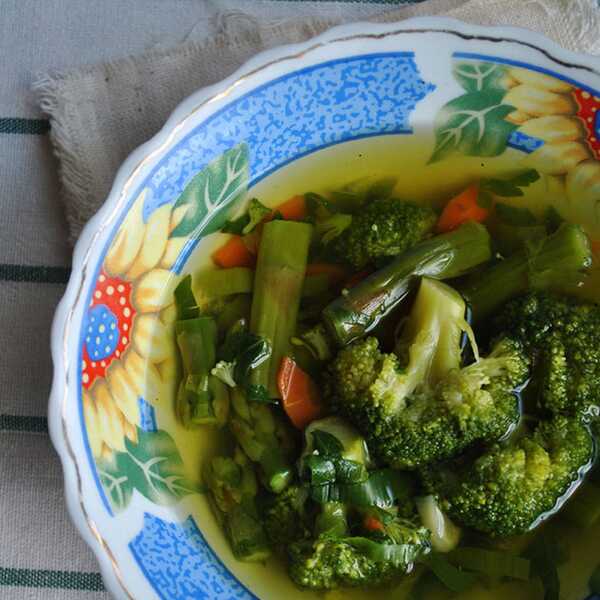 Zielona zupa z brokułem i szparagami