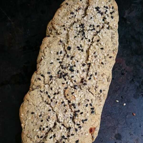 Chleb bezglutenowy z ziarnanami konopi 