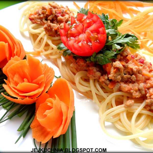 MAKARON SPAGHETTI Z MIĘSEM MIELONYM I WARZYWAMI W SOSIE POMIDOROWYM Z DODATKIEM MASCARPONE