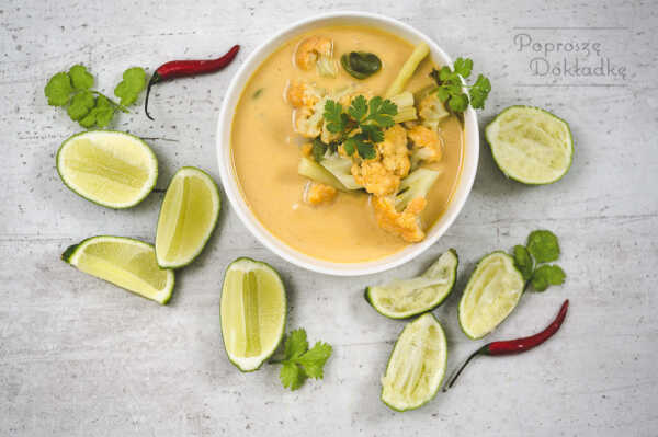 Lekka zupa z curry, mlekiem kokosowym i warzywami