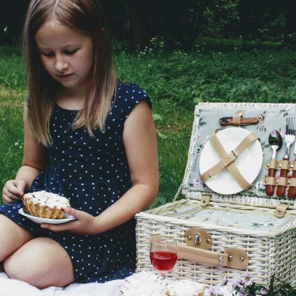 Piknikowe mini tarty z truskawkami, rabarbarem i konfiturą różaną