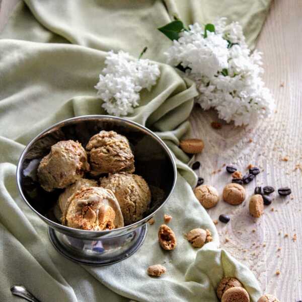 Kawowe lody semifreddo z ciasteczkami amarettini