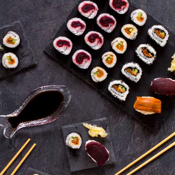 Wegańskie sushi z „łososiem” z marchewki i „tuńczykiem” z buraka