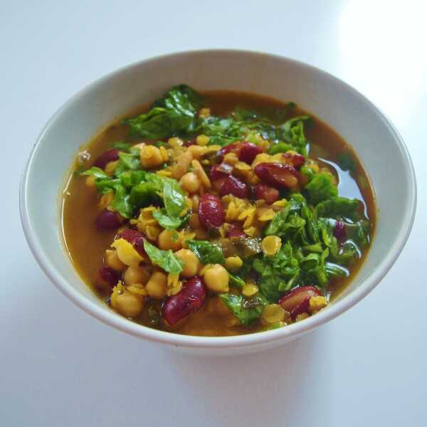 Arabska zupa z warzyw strączkowych i szpinaku (wegańska)
