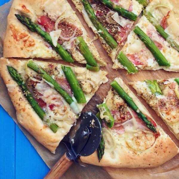 Pizza z zielonymi szparagami i mascarpone