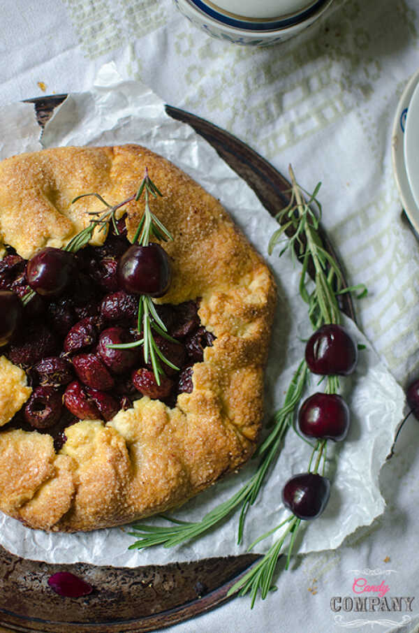 Galette. Rustykalna tarta z czereśniami i rozmarynem